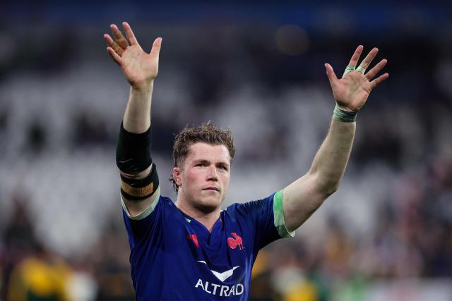 France's lock #04 Thibaud Flament waves at the end of the Autumn Nations Series international rugby union test match between France and South Africa at the Stade de France in Saint-Denis, Paris' suburb, on November 8, 2025. (Photo by Anne-Christine POUJOULAT / AFP)