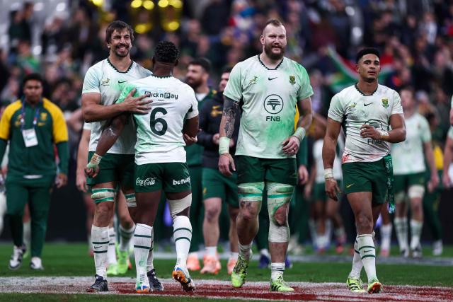 South Africa's players celebrate their victory at the end of the Autumn Nations Series international rugby union test match between France and South Africa at the Stade de France in Saint-Denis, Paris' suburb, on November 8, 2025. (Photo by FRANCK FIFE / AFP)