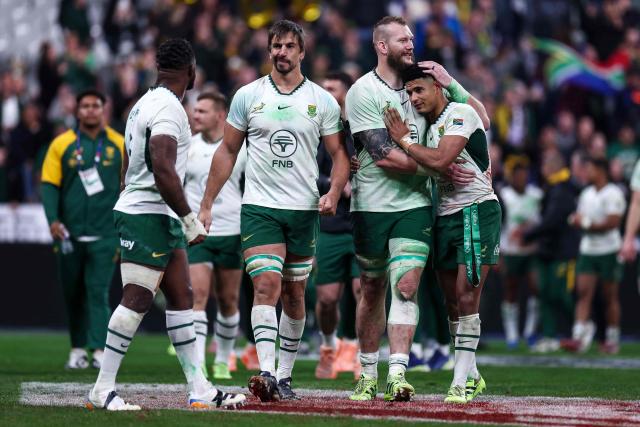 South Africa's players celebrate their victory at the end of the Autumn Nations Series international rugby union test match between France and South Africa at the Stade de France in Saint-Denis, Paris' suburb, on November 8, 2025. (Photo by FRANCK FIFE / AFP)