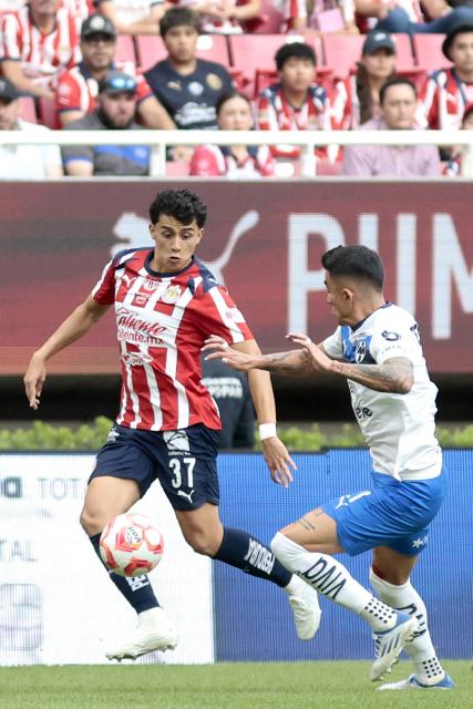 Guadalajara's US defender #37 Richard Ledezma (L) and Monterrey's defender #21 Luis Reyes fight for the ball during the Liga MX Apertura football match between Guadalajara and Monterrey at the Akron Stadium in Zapopan, Mexico on November 8, 2025. (Photo by Ulises Ruiz / AFP)