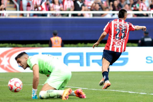 Guadalajara's forward #25 Roberto Alvarado celebrates after scoring during the Liga MX Apertura football match between Guadalajara and Monterrey at the Akron Stadium in Zapopan, Mexico on November 8, 2025. (Photo by Ulises Ruiz / AFP)