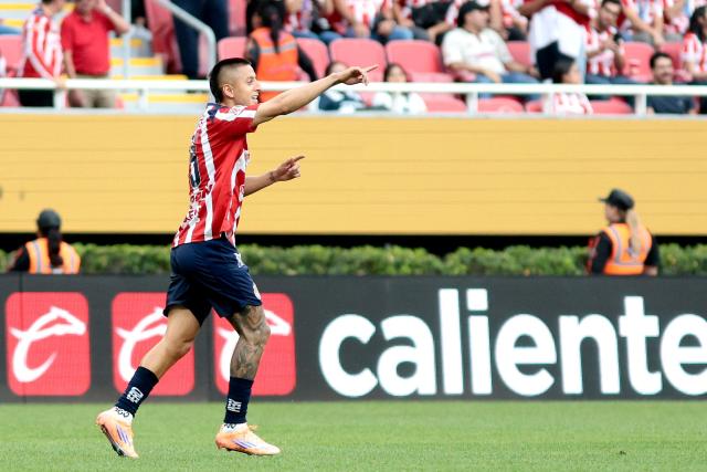 Guadalajara's forward #25 Roberto Alvarado celebrates after scoring during the Liga MX Apertura football match between Guadalajara and Monterrey at the Akron Stadium in Zapopan, Mexico on November 8, 2025. (Photo by Ulises Ruiz / AFP)