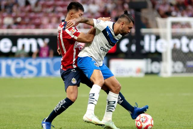 Monterrey's forward #17 Jesus Corona (R) and Guadalajara's US midfielder #23 Daniel Aguirre fight for the ball during the Liga MX Apertura football match between Guadalajara and Monterrey at the Akron Stadium in Zapopan, Mexico on November 8, 2025. (Photo by Ulises Ruiz / AFP)