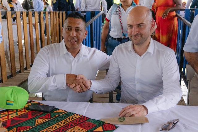 France's Foreign Affairs Minister Jean-Noel Barrot shakes hands with Mayor of Turbo Alejandro Abuchar during a visit to Puerto Antioquia in the Gulf of Uraba, Antioquia department, Colombia on November 8, 2025. Borret travelled to the troubled Gulf of Uraba to visit a huge port under construction, which is one of the largest French private investment projects in Colombia, according to the diplomatic delegation. (Photo by Luis ACOSTA / AFP)