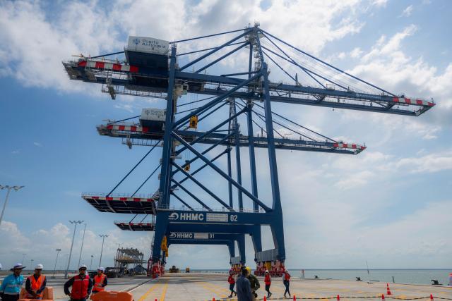 This view shows the container cranes at port installations of Puerto Antioquia in the Gulf of Uraba, Antioquia department, Colombia on November 8, 2025. France's Foreign Affairs Minister Jean-Noel Barrot travelled to the troubled Gulf of Uraba to visit a huge port under construction, which is one of the largest French private investment projects in Colombia, according to the diplomatic delegation. (Photo by Luis ACOSTA / AFP)