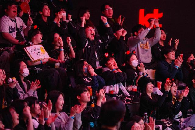 Fans of South Korea’s KT attend a viewing party for the League of Legends 2025 World Championship Finals at LoL Park Stadium, an e-sports venue in Seoul on November 9, 2025, as the LoL Worlds Championship finals between T1 and KT takes place in Chengdu. (Photo by ANTHONY WALLACE / AFP)