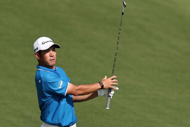 Japan's Keita Nakajima watches after playing a shot on the 7th hole during the European Tour of Abu Dhabi Championship 2025 golf tournament in Abu Dhabi on November 9, 2025. (Photo by Fadel SENNA / AFP)