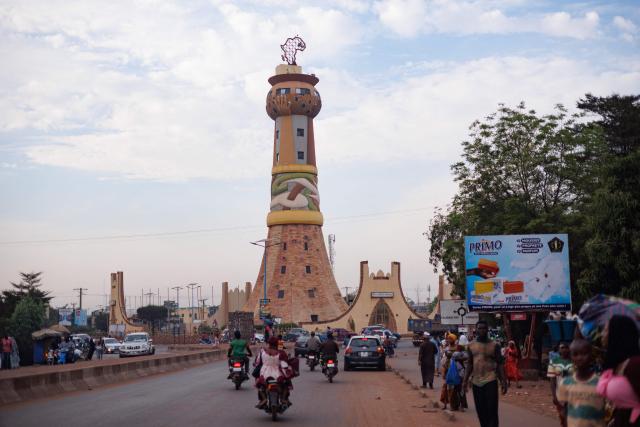 Motorists drive toward the Africa Tower, a monument symbolizing the unity of African nations, in Bamako on November 8, 2025. France on November 7, 2025 advised French nationals to temporarily leave Mali "as soon as possible", as a jihadist blockade upends daily life in the capital Bamako and other regions of the west African country.
The Al-Qaeda-linked Group for the Support of Islam and Muslims (JNIM) has since September been targeting fuel tankers, particularly those coming from Senegal and Ivory Coast, through which the majority of Mali's imported goods transit. (Photo by AFP)