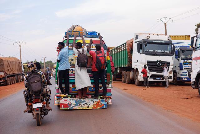 Passengers ride on the back of a crowded bus in Bamako on November 8, 2025. France on November 7, 2025 advised French nationals to temporarily leave Mali "as soon as possible", as a jihadist blockade upends daily life in the capital Bamako and other regions of the west African country.
The Al-Qaeda-linked Group for the Support of Islam and Muslims (JNIM) has since September been targeting fuel tankers, particularly those coming from Senegal and Ivory Coast, through which the majority of Mali's imported goods transit. (Photo by AFP)