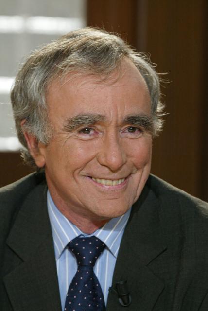 (FILES) French journalist, editor and writer Jean-Claude Guillebaud, poses for a photograph as he takes part in the France 3 TV program "Culture et Dependances", to present his book "Le goût de l'avenir" (The Taste of the Future) in Paris on September 18, 2003. Journalist and essayist Jean-Claude Guillebaud, former winner of the Albert Londres Prize, died on November 8, 2025 in Charente at the age of 81, according to information released on November 9, 2025 by his family and Sud Ouest, his long-standing employer. (Photo by JEAN-PIERRE MULLER / AFP)