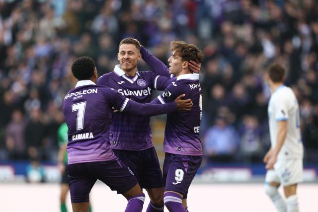 RSC Anderlecht's Belgian midfielder #11 Thorgan Hazard (C) celebrates his team's first goal following an own goal by Club Brugge's Belgian defender #44 Brandon Mechele during the Belgian "Pro League" First Division football match between RSC Anderlecht and Club Brugge KV at the Constant Vanden Stock Stadium in Brussels on November 9, 2025. (Photo by BRUNO FAHY / BELGA / AFP) / Belgium OUT