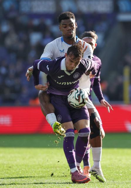 Anderlecht's Mihajlo Cvetkovic and Club's Raphael Onyedika fight for the ball during the Belgian "Pro League" First Division football match between RSC Anderlecht and Club Brugge KV at the Constant Vanden Stock Stadium in Brussels on November 9, 2025. (Photo by VIRGINIE LEFOUR / BELGA / AFP) / Belgium OUT