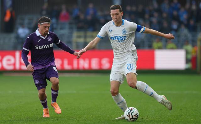 Anderlecht's Adriano Bertaccini (L) and Club's Hans Vanaken fight for the ball during the Belgian "Pro League" First Division football match between RSC Anderlecht and Club Brugge KV at the Constant Vanden Stock Stadium in Brussels on November 9, 2025. (Photo by VIRGINIE LEFOUR / BELGA / AFP) / Belgium OUT