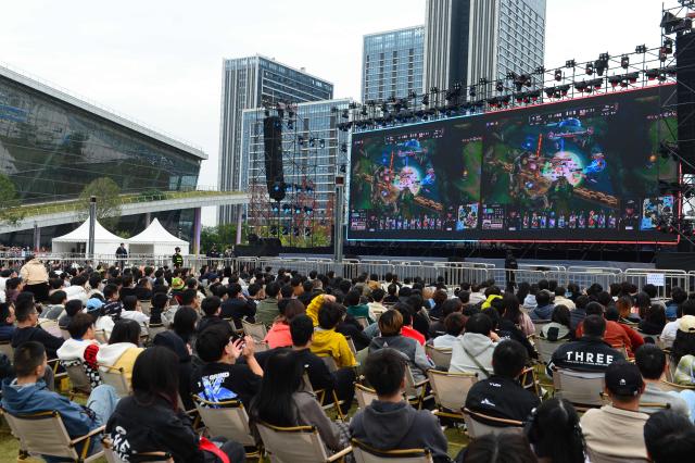 Fans watch the League of Legends World Championship final between South Korea's T1 and KT Rolster in Chengdu, southwestern China's Sichuan province on November 9, 2025. (Photo by AFP) / China OUT