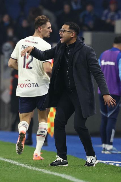 Strasbourg’s British head coach Liam Rosenior shouts instructions to his players from the touchline during the French L1 football match between RC Strasbourg Alsace and Lille LOSC at the Stade de la Meinau in Strasbourg, eastern France, on November 9, 2025. (Photo by Frederick FLORIN / AFP)