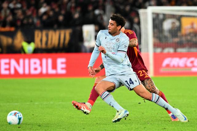 Udinese's French midfielder #14 Arthur Atta fights for the ball with Roma's Italian defender #23 Gianluca Mancini during the Italian Serie A football match between AS Roma and Udinese at the Olympic Stadium in Rome on November 9, 2025. (Photo by Alberto PIZZOLI / AFP)