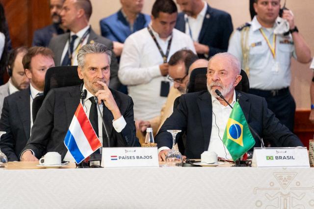 In this handout picture released by Colombia's Ministry of Foreign Affairs, the Netherlands' outgoing Prime Minister Dick Schoof (L) and Brazil's President Luiz Inacio Lula da Silva attend the plenary session of the CELAC-EU Summit in Santa Marta, Colombia, on November 9, 2025. (Photo by Handout / Colombia's Ministry of Foreign Affairs / AFP)