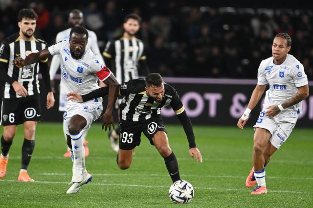 Auxerre's Ghanaian midfielder #42 Elisha Owusu (2L) fight for the ball with Angers' Algerian midfielder #93 Haris Belkebla (C) during the French L1 football match between SCO Angers and AJ Auxerre at the Stade Raymond-Kopa, in Angers, western France, on November 9, 2025. (Photo by JEAN-FRANCOIS MONIER / AFP)