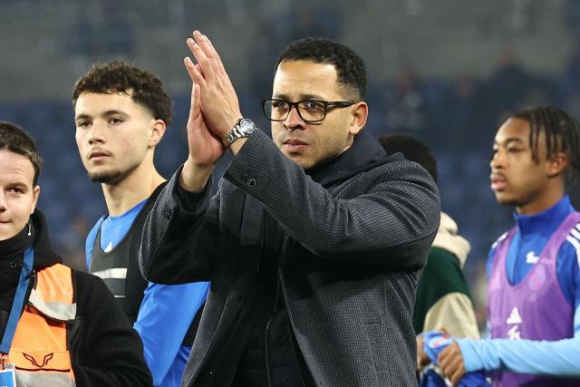 Strasbourg’s British head coach Liam Rosenior applauds to celebrate the victory at the end of the French L1 football match between RC Strasbourg Alsace and Lille LOSC at the Stade de la Meinau in Strasbourg, eastern France, on November 9, 2025. (Photo by Frederick FLORIN / AFP)