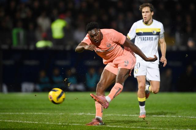 FC Porto's Spanish forward #09 Samuel Omorodion shoots during the Portuguese league football match between FC Famalicao and FC Porto at Estadio Municipal 22 de Junho in Vila Nova de Famalicao on November 9, 2025. (Photo by MIGUEL LEMOS / AFP)