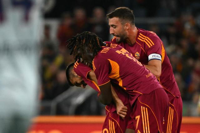 Roma's Turkish defender #19 Zeki Celik (L) celebrates with teammates after scoring during the Italian Serie A football match between AS Roma and Udinese at the Olympic Stadium in Rome on November 9, 2025. (Photo by Alberto PIZZOLI / AFP)