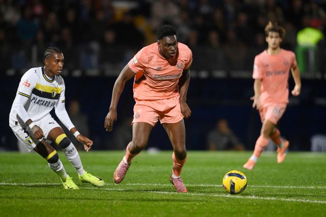 FC Famalicão's Ecuadorian defender #03 Leonardo Realpe (L) and FC Porto's Spanish forward #09 Samuel Omorodion vie for the ball during the Portuguese league football match between FC Famalicao and FC Porto at Estadio Municipal 22 de Junho in Vila Nova de Famalicao on November 9, 2025. (Photo by MIGUEL LEMOS / AFP)