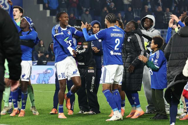 Strasbourg’s players celebrate after their victory at the end of the French L1 football match between RC Strasbourg Alsace and Lille LOSC at the Stade de la Meinau in Strasbourg, eastern France, on November 9, 2025. (Photo by Frederick FLORIN / AFP)