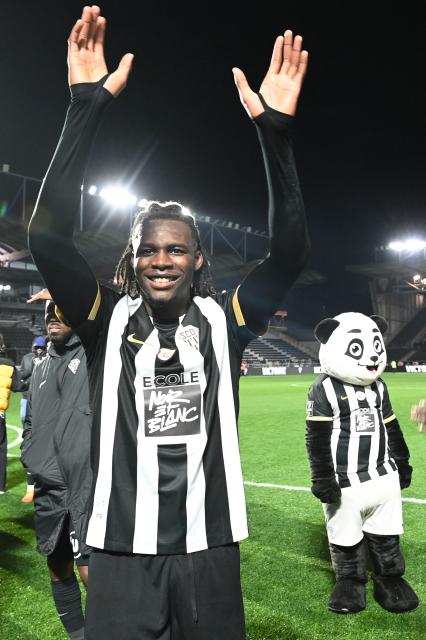 Angers' French forward #35 Prosper Peter celebrates their 2-0 victory over AJ Auxerre at the end of the French L1 football match between SCO Angers and AJ Auxerre at the Stade Raymond-Kopa, in Angers, western France, on November 9, 2025. (Photo by JEAN-FRANCOIS MONIER / AFP)