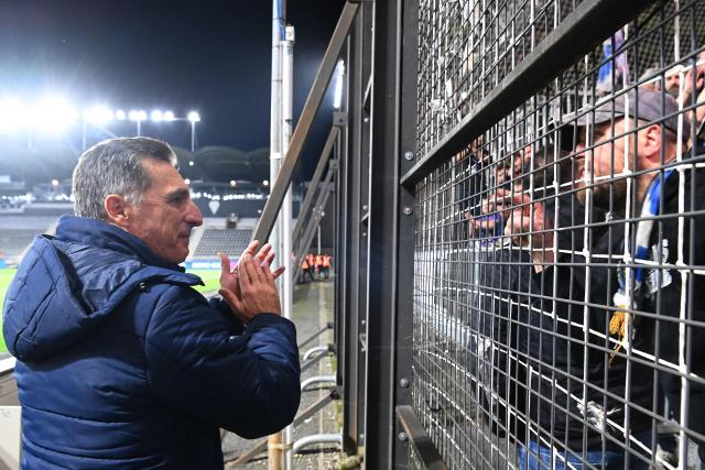 Auxerre's French head coach Christophe Pelissier (L) gestures to fan fans following their 2-0 deafeat againstSCO Angers at the end of the French L1 football match between SCO Angers and AJ Auxerre at the Stade Raymond-Kopa, in Angers, western France, on November 9, 2025. (Photo by JEAN-FRANCOIS MONIER / AFP)