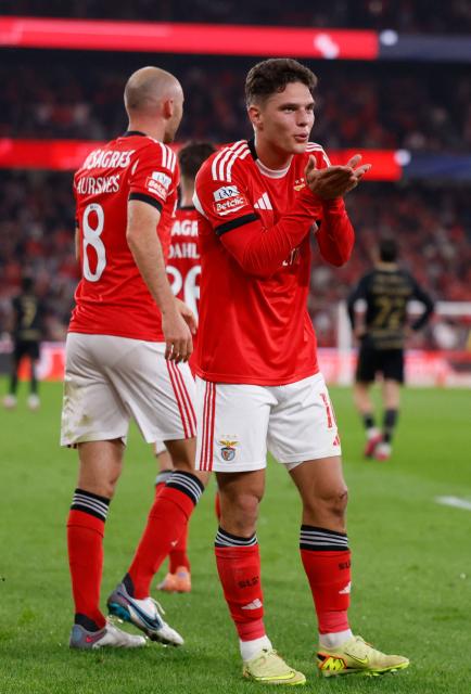 SL Benfica's Ukrainian midfielder #10 Georgiy Sudakov (R) celebrates scoring the opening goal during the Portuguese league football match between SL Benfica and Casa Pia AC at Estadio da Luz in Lisbon on November 9, 2025. (Photo by FILIPE AMORIM / AFP)