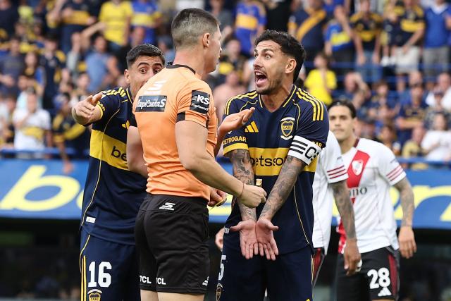 Boca Juniors' Uruguayan forward #16 Miguel Merentiel and Boca Juniors' midfielder #05 Leandro Paredes argue with referee Nicolas Ramirez  during the Argentine Professional Football League 2025 Clausura Tournament match between Boca Juniors and River Plate at the La Bombonera Stadium in Buenos Aires on November 9, 2025. (Photo by Alejandro PAGNI / AFP)