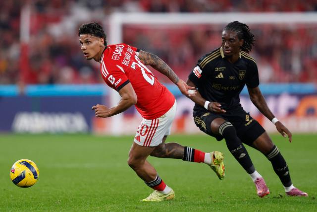 SL Benfica's Colombian midfielder #20 Richard Rios and Casa Pia's French forward #07 Kelian Nsona Wa Saka vie for the ball during the Portuguese league football match between SL Benfica and Casa Pia AC at Estadio da Luz in Lisbon on November 9, 2025. (Photo by FILIPE AMORIM / AFP)