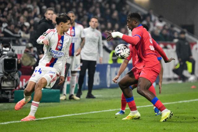 Lyon's French midfielder #44 Khalis Merah (L) fights for the ball with Paris Saint-Germain's Ecuadoran defender #51 Willian Pacho during the French L1 football match between Olympique Lyonnais (OL) and Paris Saint-Germain (PSG) at the Groupama Stadium in Decines-Charpieu, central-eastern France, on November 9, 2025. (Photo by Jean-Philippe KSIAZEK / AFP)
