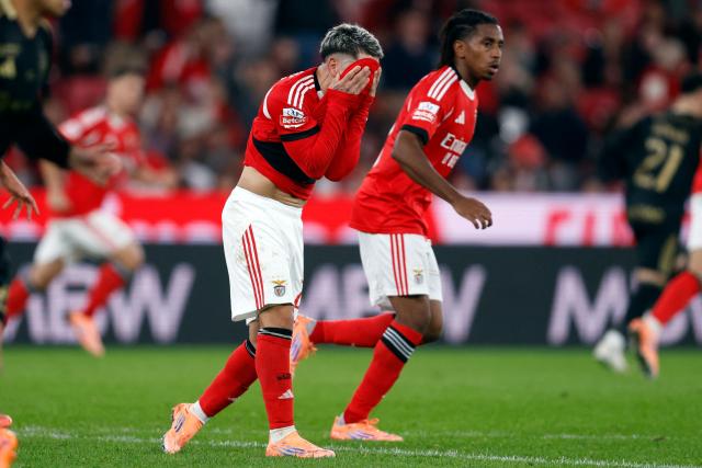 SL Benfica's Argentine forward #25 Gianluca Prestianni (L) reacts during the Portuguese league football match between SL Benfica and Casa Pia AC at Estadio da Luz in Lisbon on November 9, 2025. (Photo by FILIPE AMORIM / AFP)