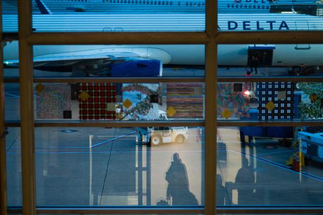 Scenes around Reagan National Airport in Arlington, Virginia, on day 40 of the government shutdown, on November 9, 2025. Hundreds of flights were canceled across the United States on Friday after the Trump administration ordered reductions to ease strain on air traffic controllers who are working without pay amid congressional paralysis on funding the US budget. Forty airports were due to slow down, including the giant hubs in Atlanta, Newark, Denver, Chicago, Houston and Los Angeles. (Photo by Allison ROBBERT / AFP)