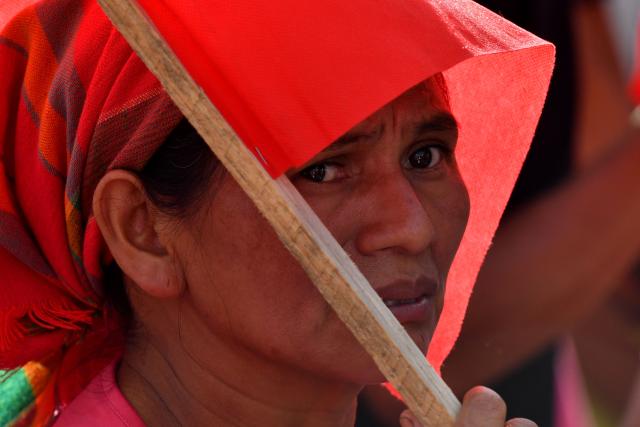A supporter of the presidential candidate for the ruling Libertad y Refundacion (LIBRE) party, Rixi Moncada, looks on during a protest rally demanding guarantees for free, fair, and transparent elections in Honduras at a baseball field in Tegucigalpa on November 9, 2025. Honduras will hold the presidential election on November 30. (Photo by Orlando SIERRA / AFP)