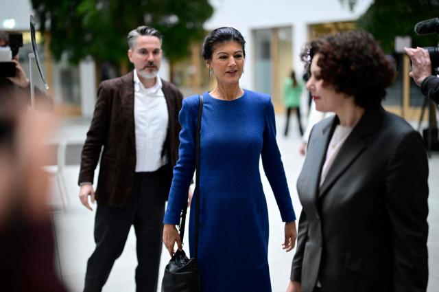 Sahra Wagenknecht (C), co-founder and co-leader of the left-wing populist party Sahra Wagenknecht Alliance (BSW), BSW co-leader Amira Mohamed Ali (R) and BSW member Fabio de Masi (L) arrive to address a press conference on his party's future, on November 10, 2025 in Berlin. (Photo by Tobias SCHWARZ / AFP)