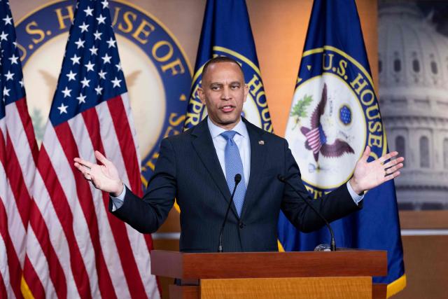 US House Minority Leader Hakeem Jeffries, Democrat from New York, speaks during a news conference on day 41 of the federal government shutdown at the US Capitol on November 10, 2025, in Washington, DC. The US Senate on November 9 took a major step toward ending the longest government shutdown in American history when it cleared the way for a formal debate on a motion to resume funding to federal agencies. The development represents significant progress toward ending a government shutdown that has dragged on for over 40 days, halted funding to federal programs and disrupted air travel and other essential industries. (Photo by SAUL LOEB / AFP)
