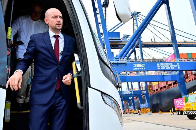 French Foreign Minister Jean-Noel Barrot visits the Contecar maritime terminal in Cartagena, Colombia, on November 10, 2025. (Photo by Manuel PEDRAZA / AFP)