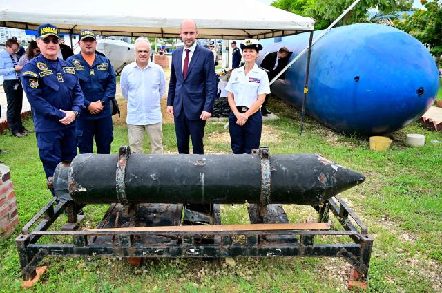 French Foreign Minister Jean-Noel Barrot (2nd R) visits the ARC Bolivar naval base as part of bilateral cooperation against maritime drug trafficking in Cartagena, Colombia, on November 10, 2025. (Photo by Manuel PEDRAZA / AFP)