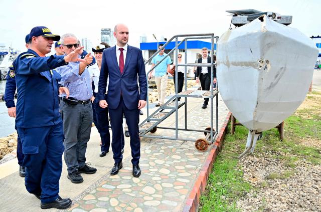 French Foreign Minister Jean-Noel Barrot (R) visits the ARC Bolivar naval base as part of bilateral cooperation against maritime drug trafficking in Cartagena, Colombia, on November 10, 2025. (Photo by Manuel PEDRAZA / AFP)