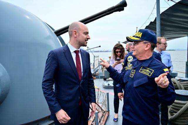 French Foreign Minister Jean-Noel Barrot (L) speaks with a Colombian Navy officer during a visit to the ARC Bolivar naval base as part of bilateral cooperation against maritime drug trafficking in Cartagena, Colombia, on November 10, 2025. (Photo by Manuel PEDRAZA / AFP)