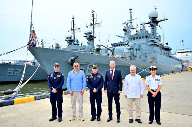 French Foreign Minister Jean-Noel Barrot (3rd R) poses for a picture with the Colombian Navy’s former South Korean missile corvette ARC Almirante Tono (CM56) in the background during a visit to the ARC Bolivar naval base as part of bilateral cooperation against maritime drug trafficking in Cartagena, Colombia, on November 10, 2025. (Photo by Manuel PEDRAZA / AFP)