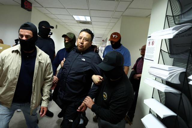 TOPSHOT - A man is detained by masked federal agents after his hearing at New York Federal Plaza Immigration Court at the Jacob K. Javitz Federal Building in New York City on October 15, 2025. US President Donald Trump has made deporting undocumented immigrants a key priority for his second term, after successfully campaigning against an alleged "invasion" by criminals. (Photo by CHARLY TRIBALLEAU / AFP)