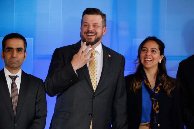 Chile's presidential candidate Johannes Kaiser (C) of the Libertarian National Party arrives to take part in a presidential debate at TVN national channel in Santiago on November 10, 2025. (Photo by Raul BRAVO / AFP)