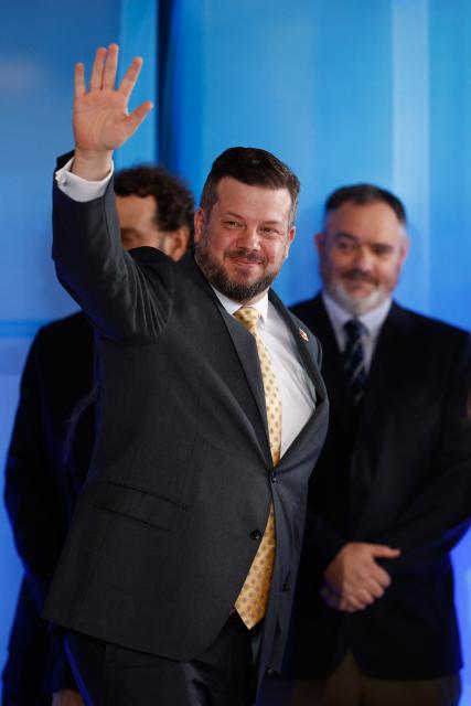 Chile's presidential candidate Johannes Kaiser of the Libertarian National Party waves as he arrives to take part in a presidential debate at TVN national channel in Santiago on November 10, 2025. (Photo by Raul BRAVO / AFP)