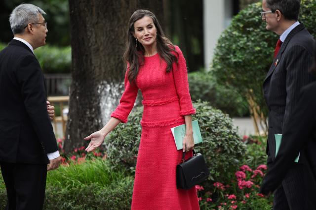 Spain's Queen Letizia (C) gestures at the Wangjianglou Park after an event held to conmemorate the 150th birth anniversary of Spanish poet Antonio Machado, as part of the state visit to China, in Chengdu, southwestern China's Sichuan province, on November 11, 2025. (Photo by ANDRES MARTINEZ CASARES / POOL / AFP)