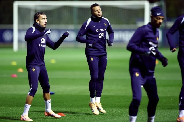France's forward Kylian Mbappe (C) takes part a training session at the national team training grounds in Clairefontaine-en-Yvelines, southwest of Paris, on November 11, 2025, as part of preparations for the upcoming FIFA World Cup 2026 Group D European qualification football matches. France will face Ukraine on November 13 and  Azerbaidjan on November 17. (Photo by FRANCK FIFE / AFP)