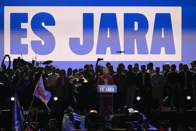 Chile's presidential candidate Jeannette Jara (C) of the Unidad por Chile coalition speaks during her campaign closing rally in Santiago on November 11, 2025. (Photo by Rodrigo ARANGUA / AFP)
