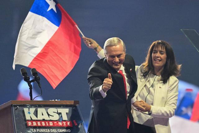 Chile's presidential candidate Jose Antonio Kast of the Republican Party gives a thumbs-up next to his wife Maria Pia Adriasola during his campaign closing rally at Movistar Arena in Santiago on November 11, 2025. Chile will hold the presidential election on November 16, 2025. (Photo by MARVIN RECINOS / AFP)